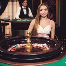 Bàn casino trực tuyến với dealer thật tại f169